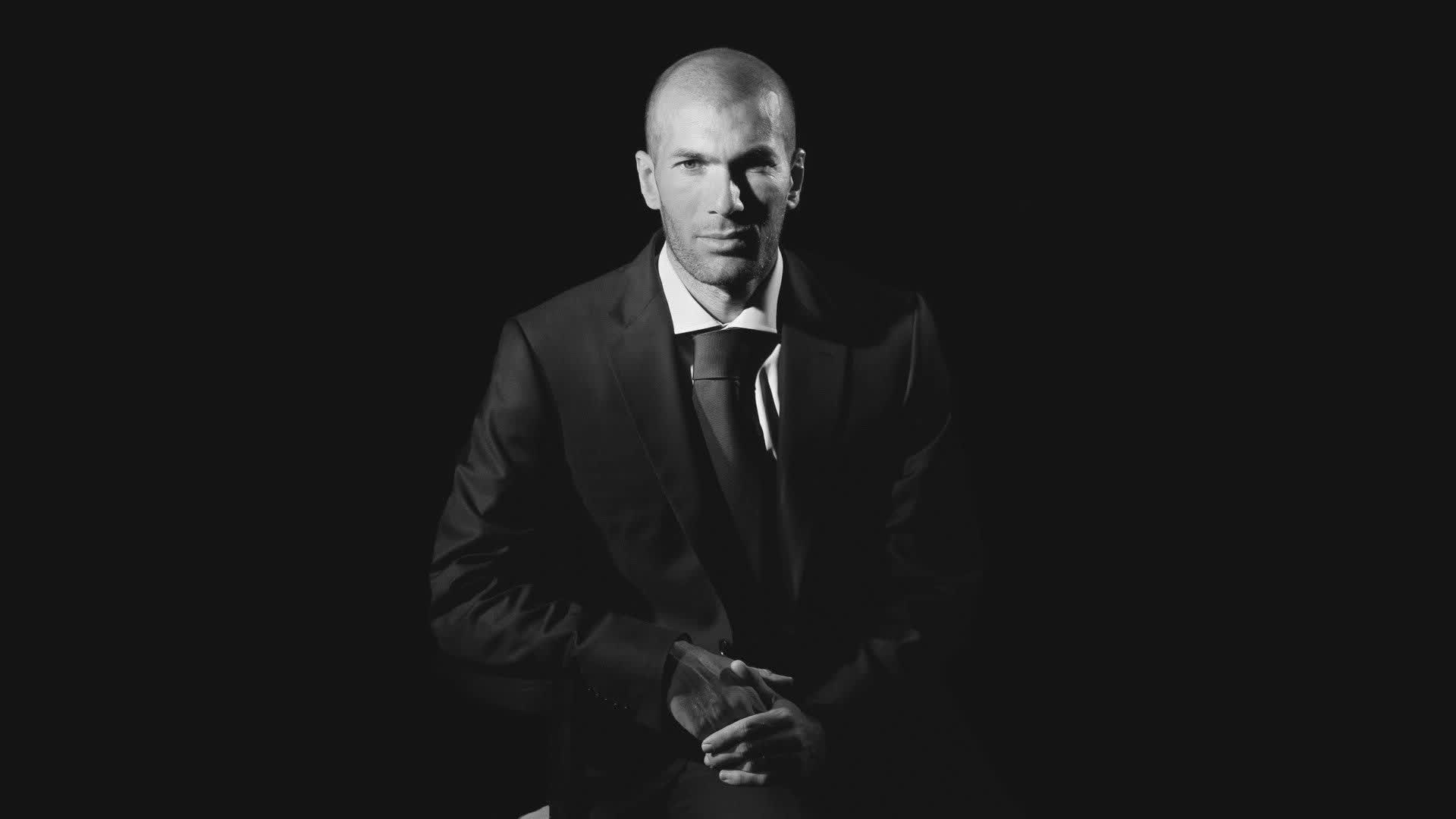 开云官网-巴萨场边指挥情绪激动，巴黎圣日耳曼队员怒摔水瓶，一场足球与心理较量，激情与失控，巴萨指挥引爆巴黎怒摔水瓶的心理博弈